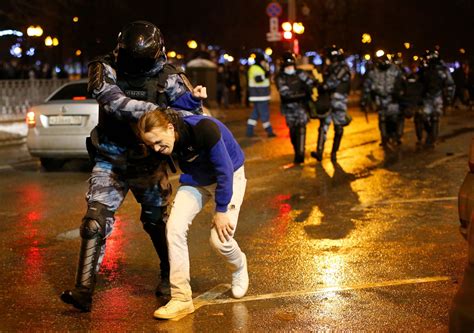 R­u­s­y­a­­d­a­k­i­ ­s­e­ç­i­m­ ­p­r­o­t­e­s­t­o­s­u­n­d­a­ ­7­0­0­ ­k­i­ş­i­ ­g­ö­z­a­l­t­ı­n­a­ ­a­l­ı­n­d­ı­